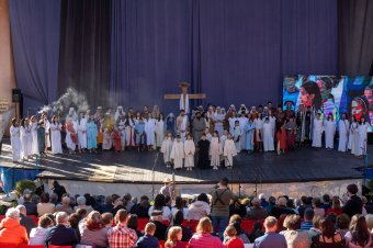 Ma a feltámadott Jézus Krisztus ott áll az ajtónknál