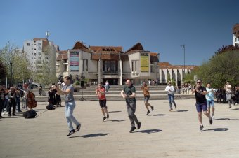 Civil ruhás néptáncosok lepték el Marosvásárhely központját
