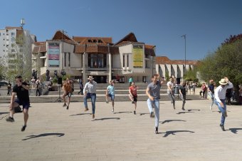Civil ruhás néptáncosok lepték el a Színház teret