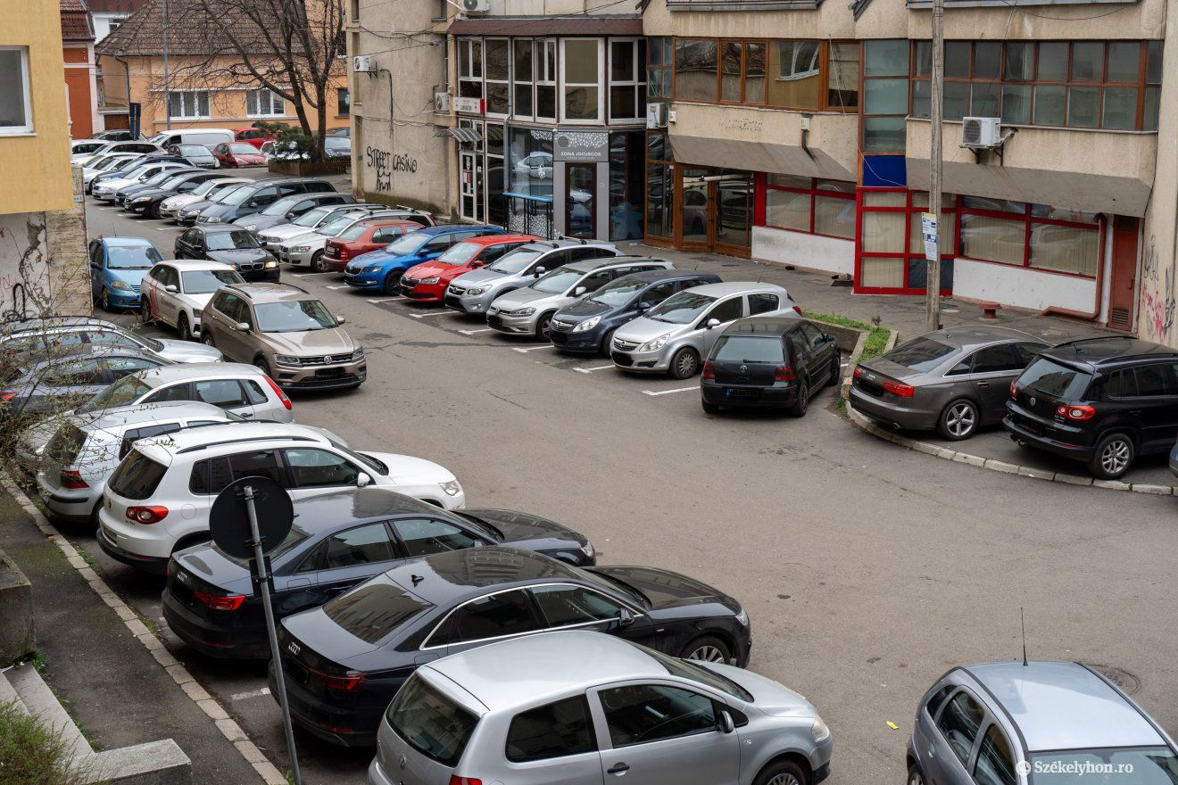 Újabb parkolóhelyeket alakítottak díjkötelessé a Bartók Béla utcában •  Fotó: Haáz Vince