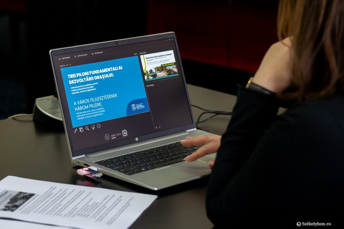 Vetített bemutató is volt az idei költségvetésről •  Fotó: Haáz Vince