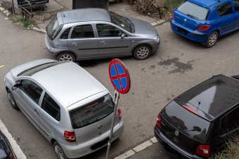 Az eredeti ár többszörösére is túllicitálták egymást a lakók egy tömbháznegyedi parkolóhelyre