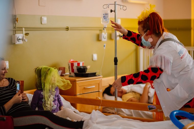 Magyarországi bohócdoktorok látogatták meg a kis erdélyi betegeket