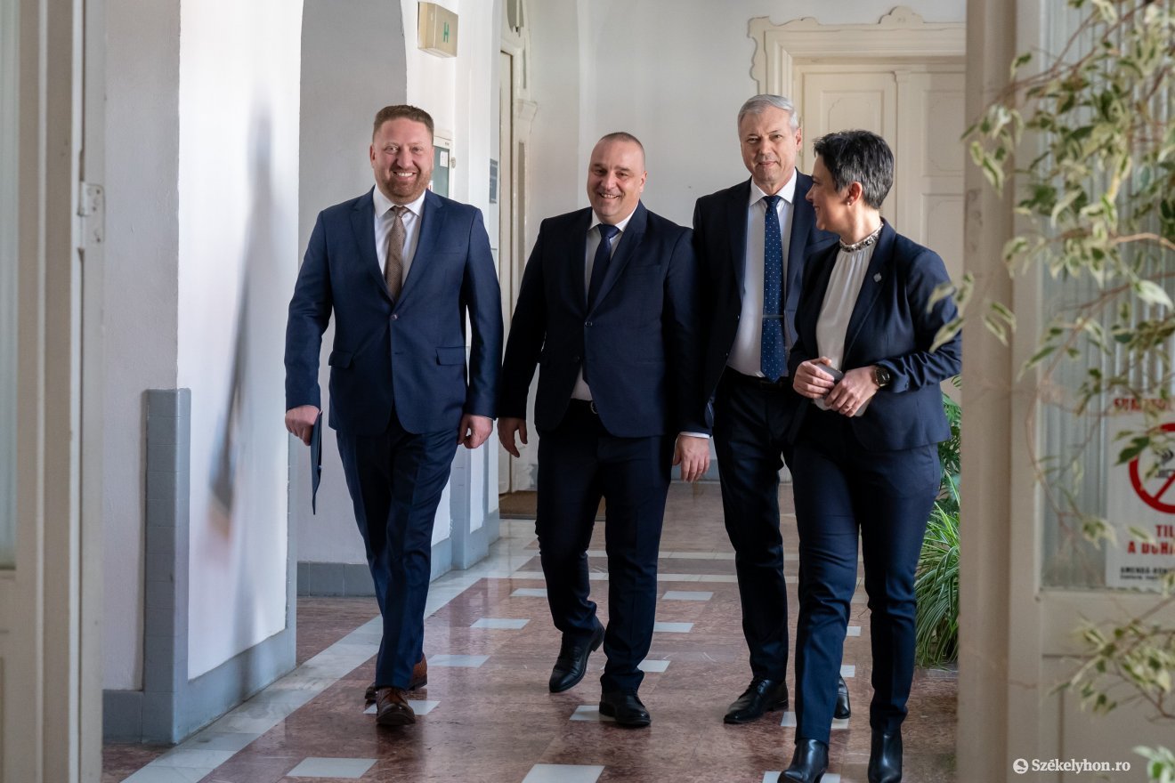 Oldott hangulatban az RMDSZ politikusok •  Fotó: Haáz Vince