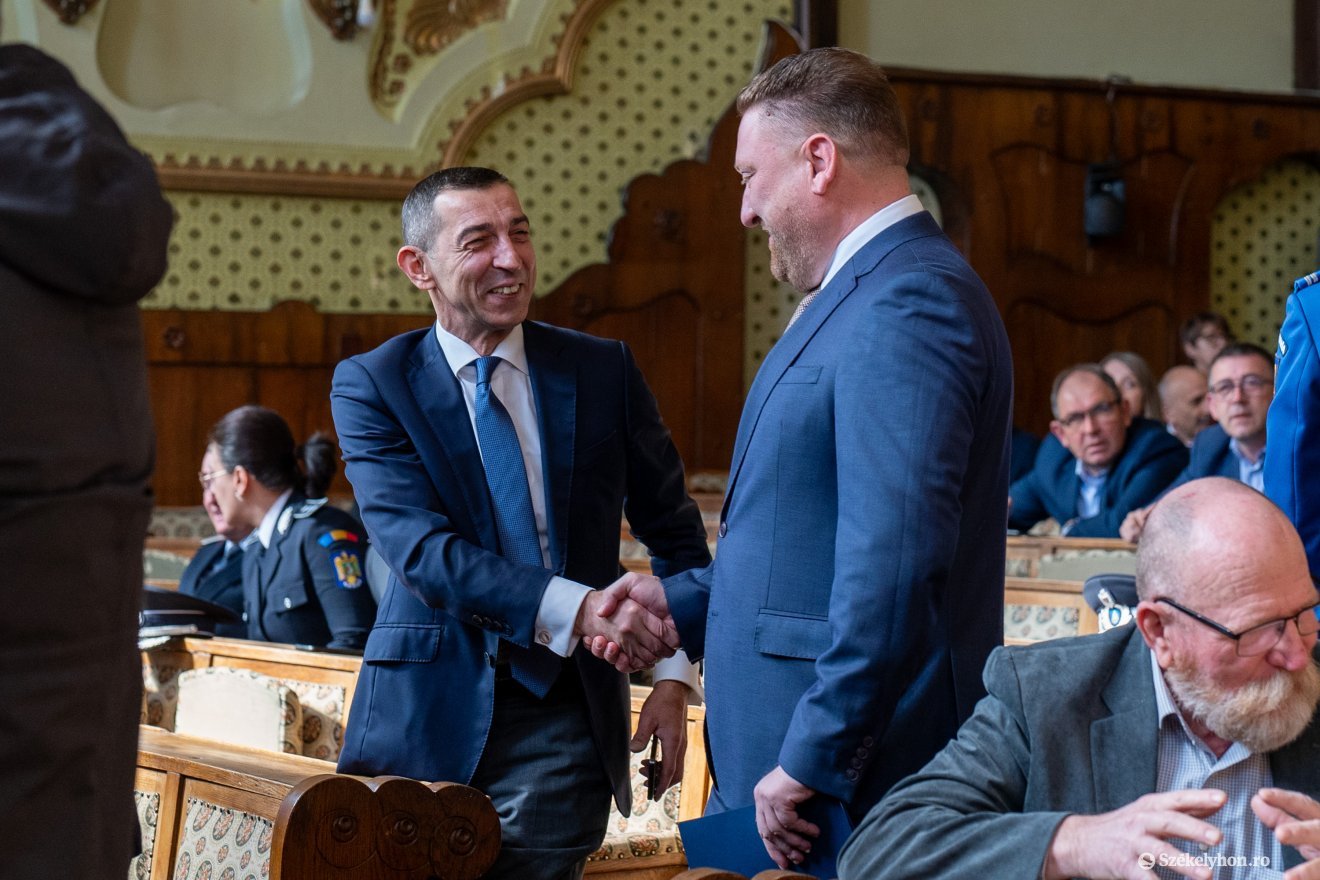 Ciprian Dobre volt prefektussal is kezet fogott •  Fotó: Haáz Vince