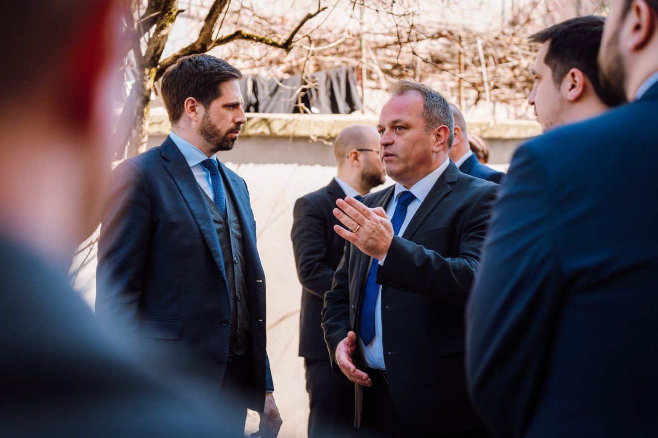 Hajdu Zoltán igazgató és Magyar Levente külügyminiszter-helyettes •  Fotó: Maros megyei RMDSZ