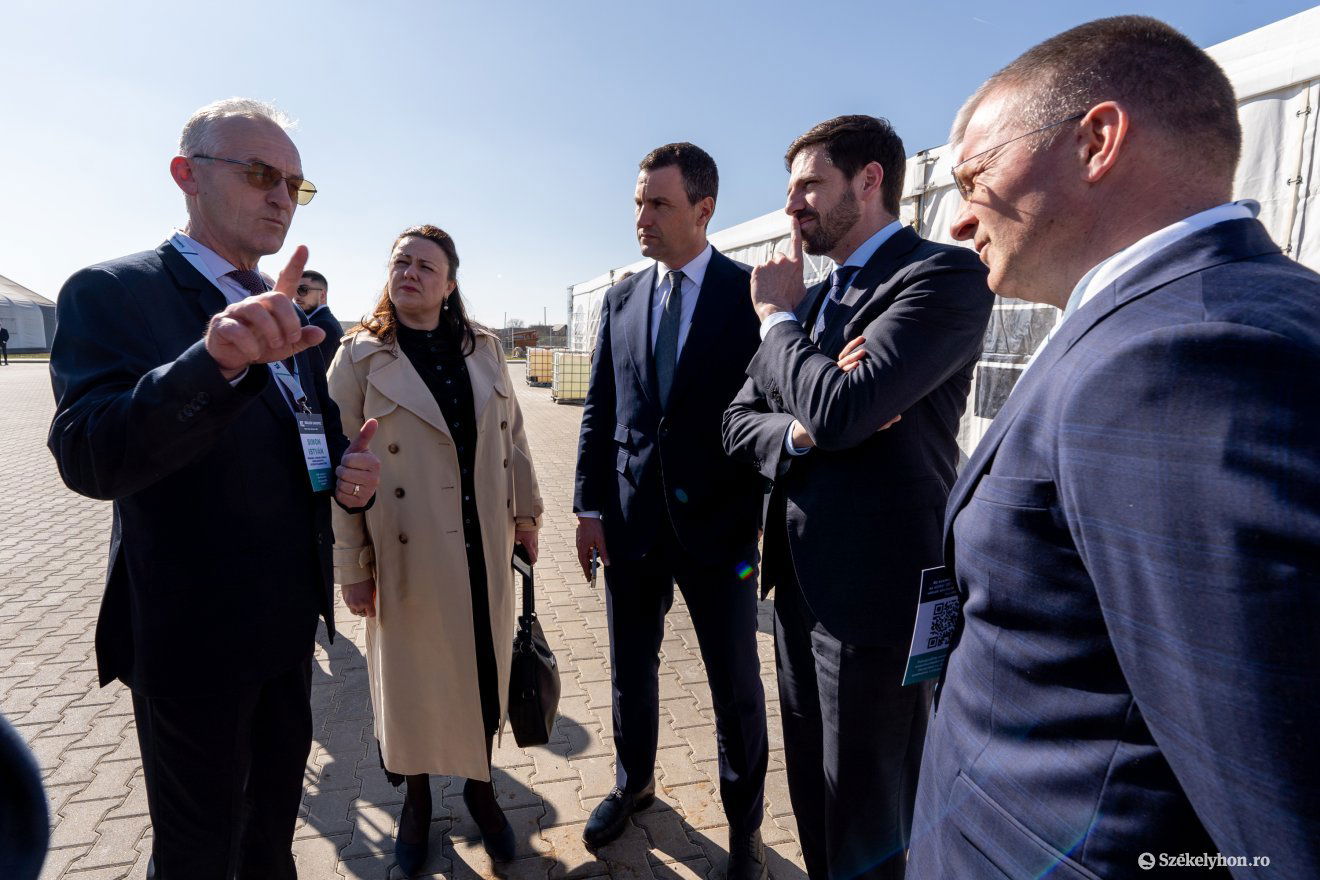 Simon István polgármester fogadta a vendégeket •  Fotó: Haáz Vince