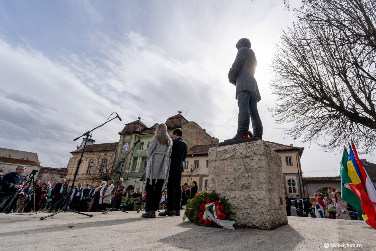 A Petőfi-szobor előtt is jókora tömeg tisztelgett •  Fotó: Haáz Vince