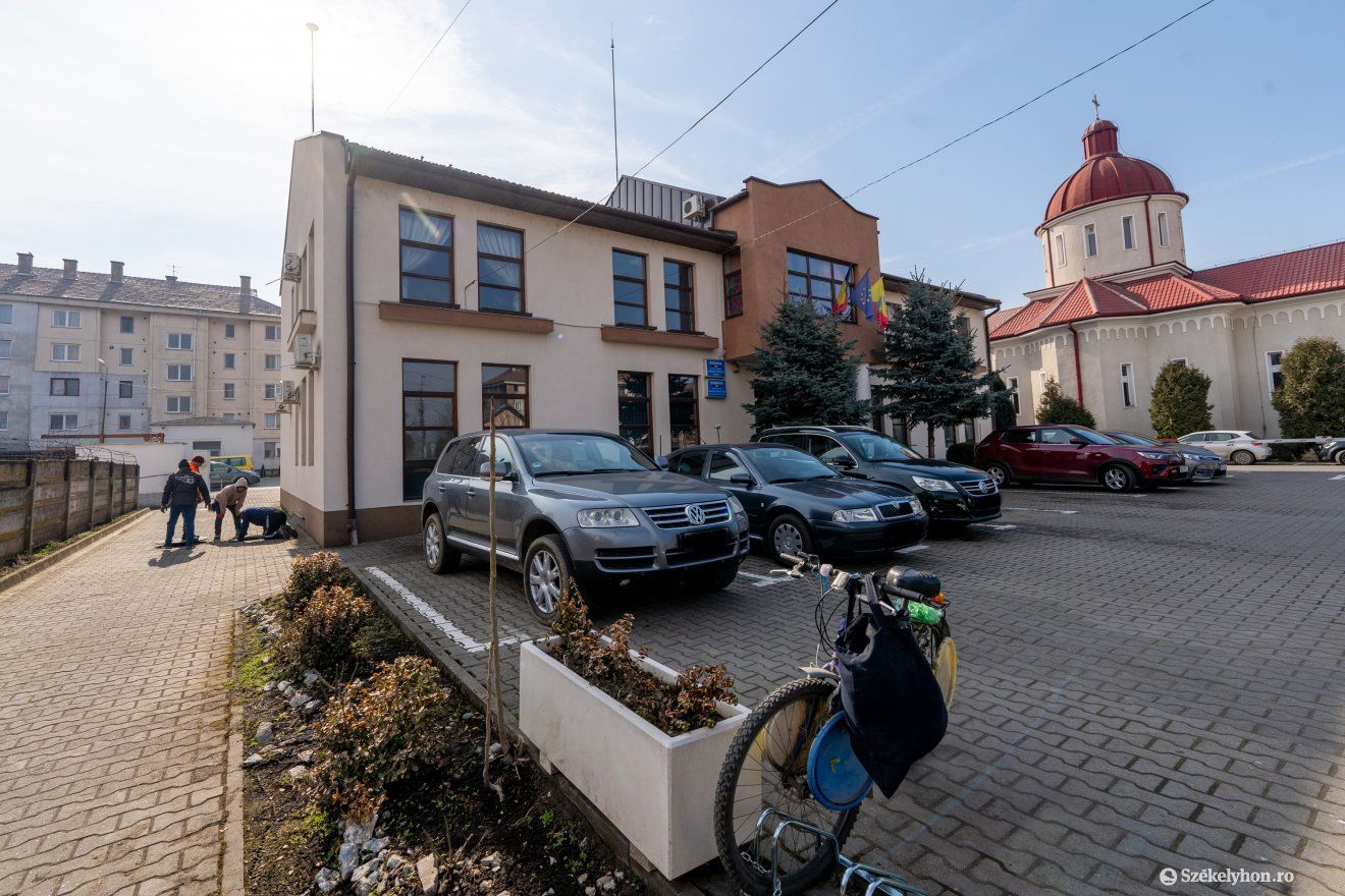 Tömbházak, polgármesteri hivatal, templom, mind megférnek egymás mellett •  Fotó: Haáz Vince