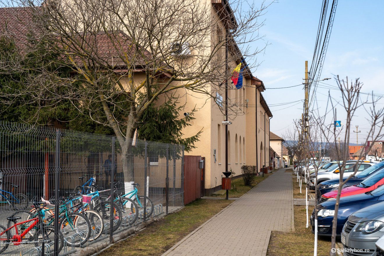 Az iskola és környéke szépen megújult •  Fotó: Haáz Vince