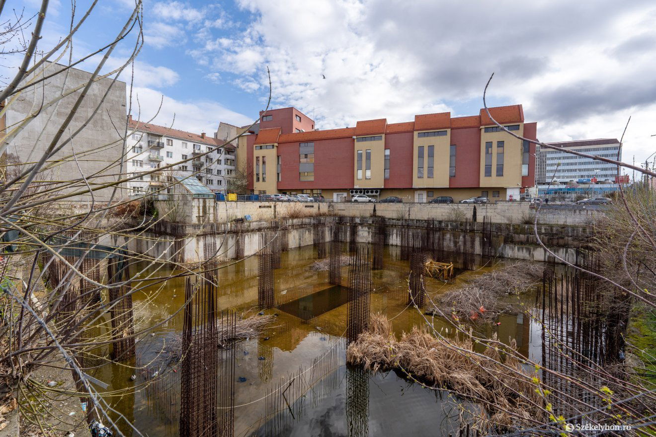 Több mint 15 éve így áll ez a gödör •  Fotó: Haáz Vince
