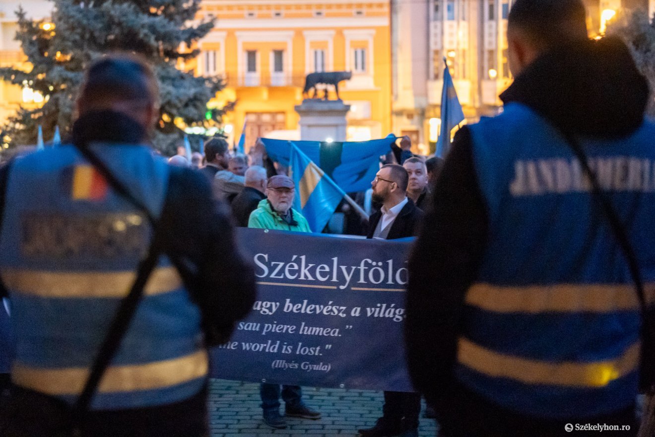 „Itthon vagyunk!” „Vesszen Trianon!” „Autonómiát!” felkiáltásokkal értek a kormánybiztosi hivatal elé •  Fotó: Haáz Vince