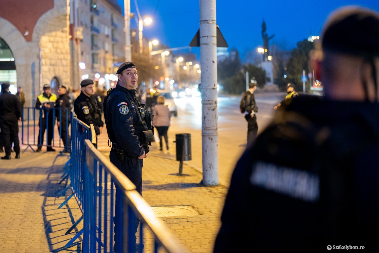 Csak a járdán vonulhatott idén is a tömeg •  Fotó: Haáz Vince