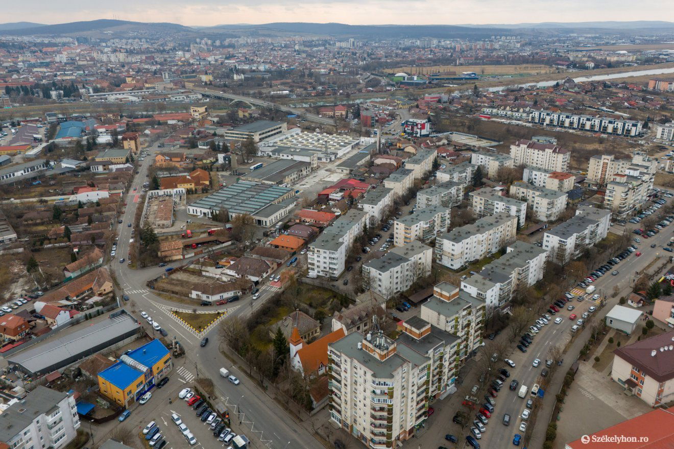 Amíg a szem ellát, új tömbházak, házak épültek a marosvásárhelyi Egyesülés negyedben •  Fotó: Haáz Vince