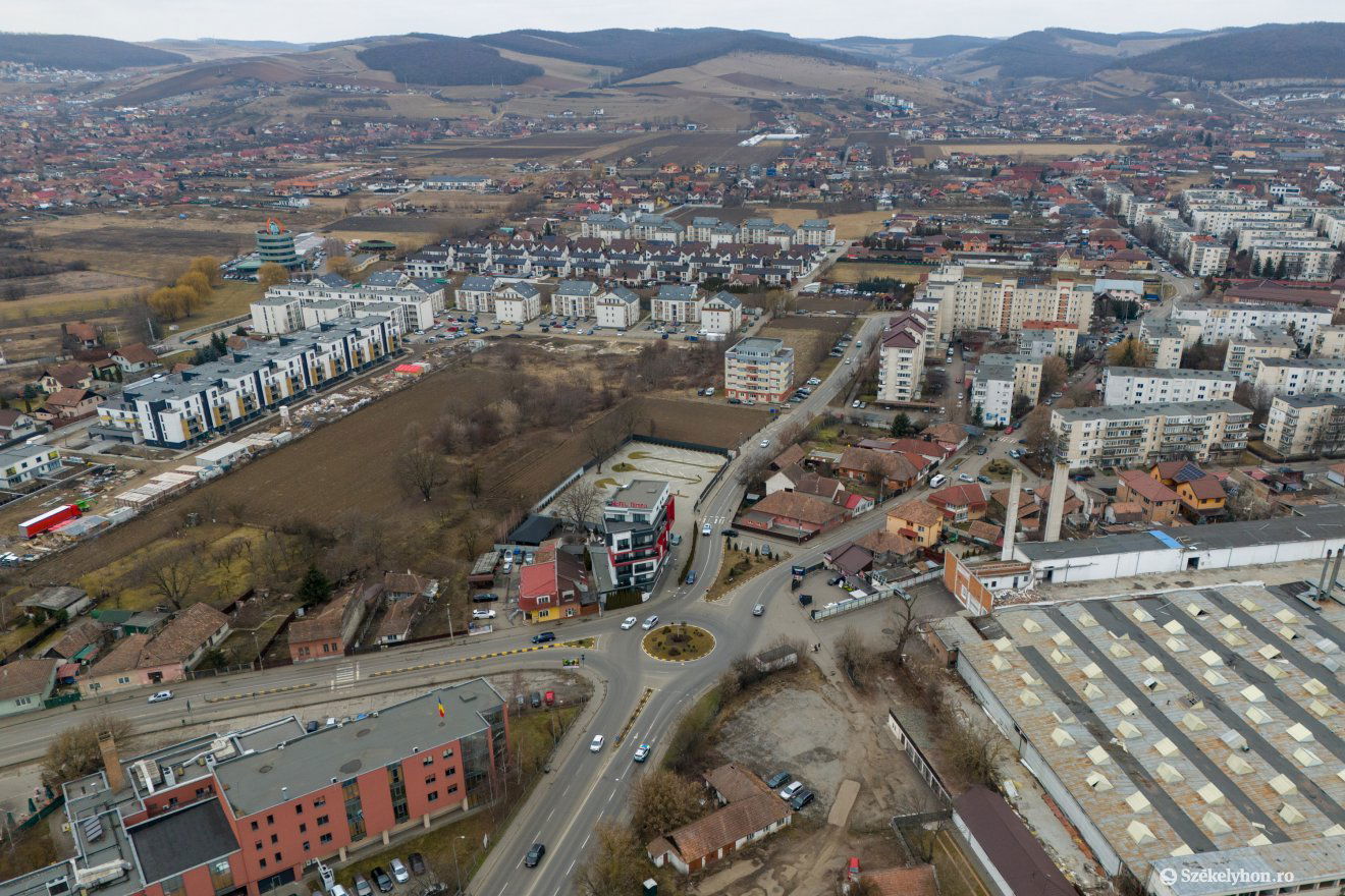 Sok tömbház épült itt, így az utcákat is szélesíteni kell •  Fotó: Haáz Vince