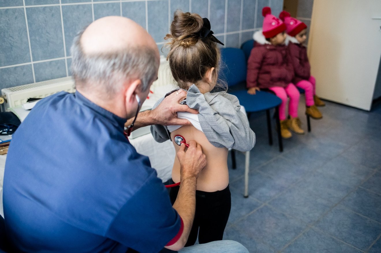 Míg az első dózis ROR-oltást legtöbben beadatják gyerekeiknek, az emlékeztető adagok beadatási aránya riasztóan csökken. Képünk illusztráció •  Fotó: Mentsétek meg a gyermekeket alapítvány