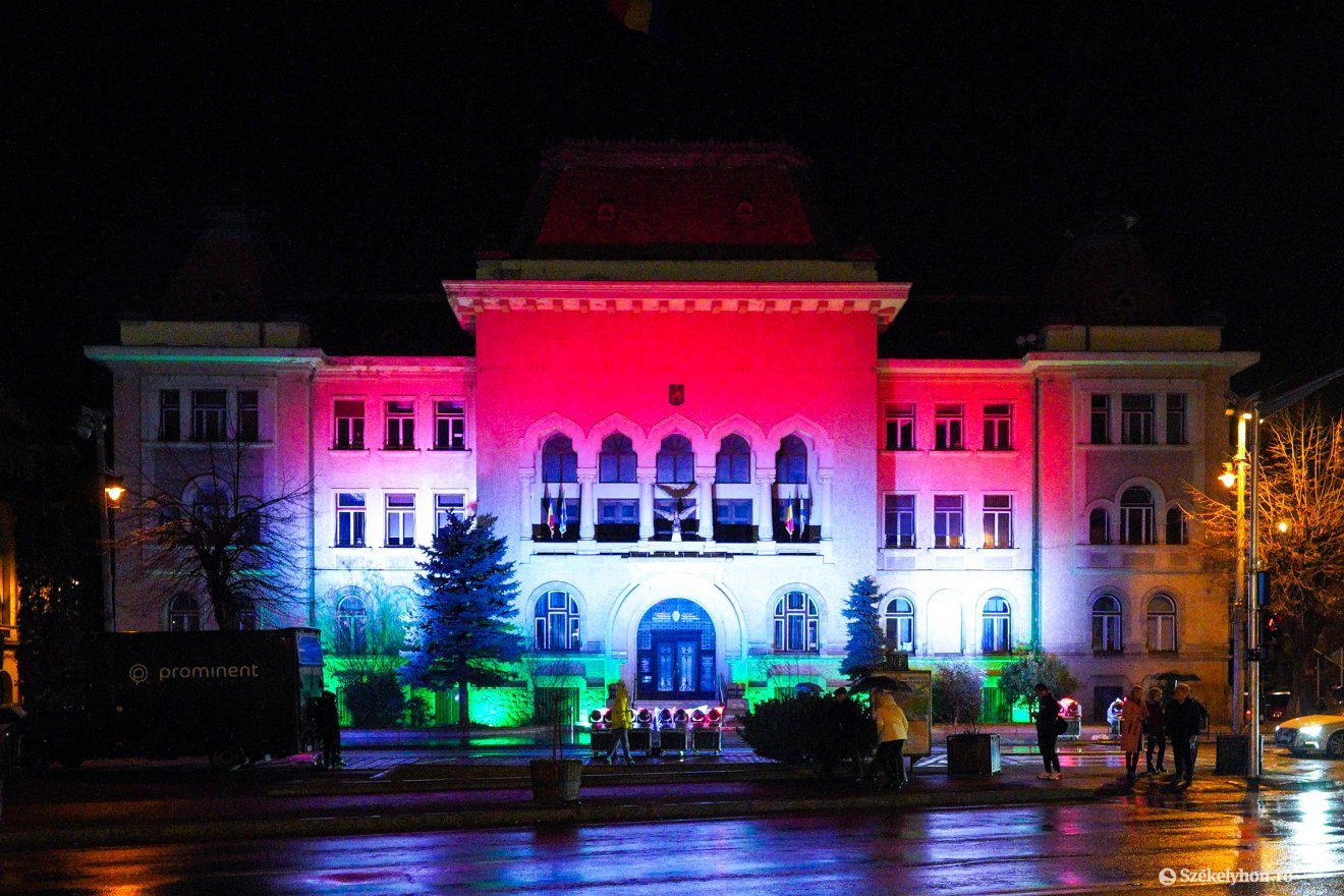 Ilyen sem volt még Marosvásárhelyen: magyar színekben a városháza •  Fotó: Haáz Vince