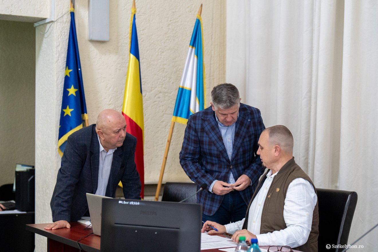 A piacigazgató, az ülésvezető és Claudiu Maior •  Fotó: Haáz Vince