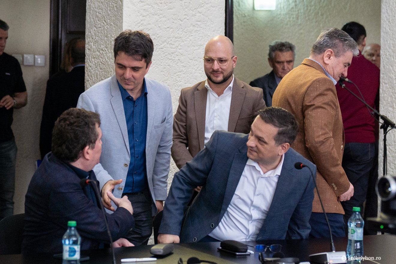 Ülés előtti egyeztetések •  Fotó: Haáz Vince