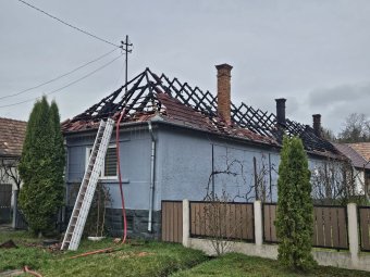 Teljesen megrongálódott egy ház tetőszerkezete egy tűzeset során
