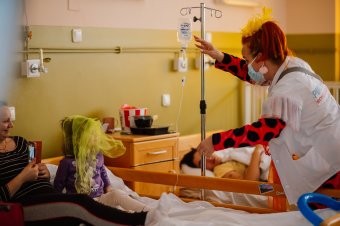 Magyarországi bohócdoktorok látogatták meg a kis erdélyi betegeket