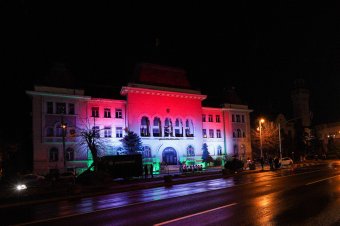 Rendhagyó díszkivilágítás: piros-fehér-zöld