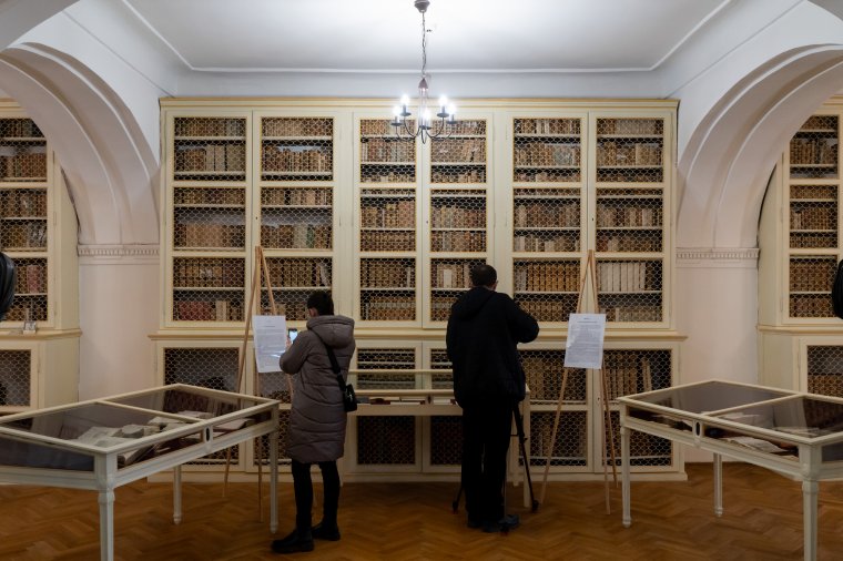 Finom papír lila tintával, apró, szabályos betűkkel telehintve – Jókai Mór kéziratai Marosvásárhelyen