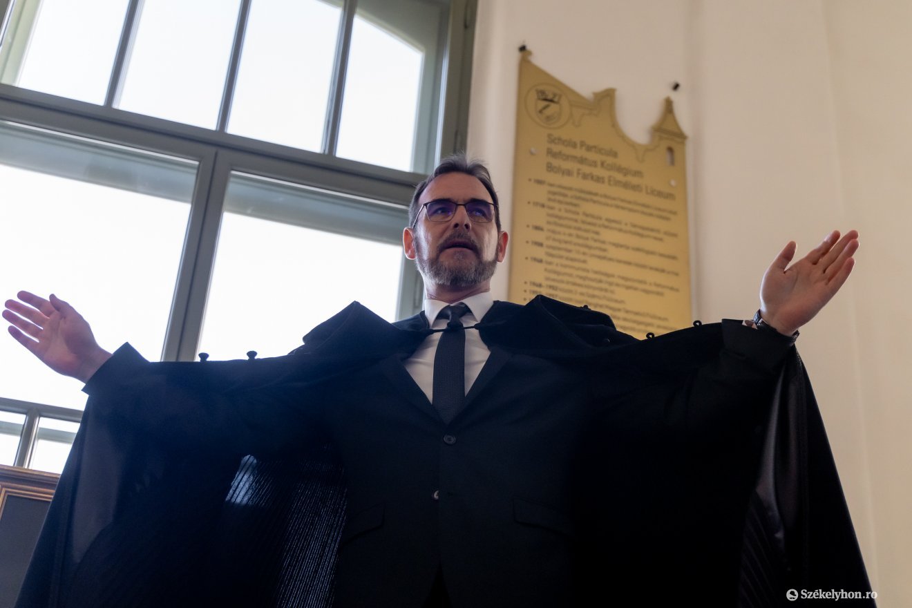 Kolumbán Vilmos Józsefnek, az Erdélyi Református Egyházkerület püspökének áldásával leplezték le az emléktáblákat •  Fotó: Haáz Vince