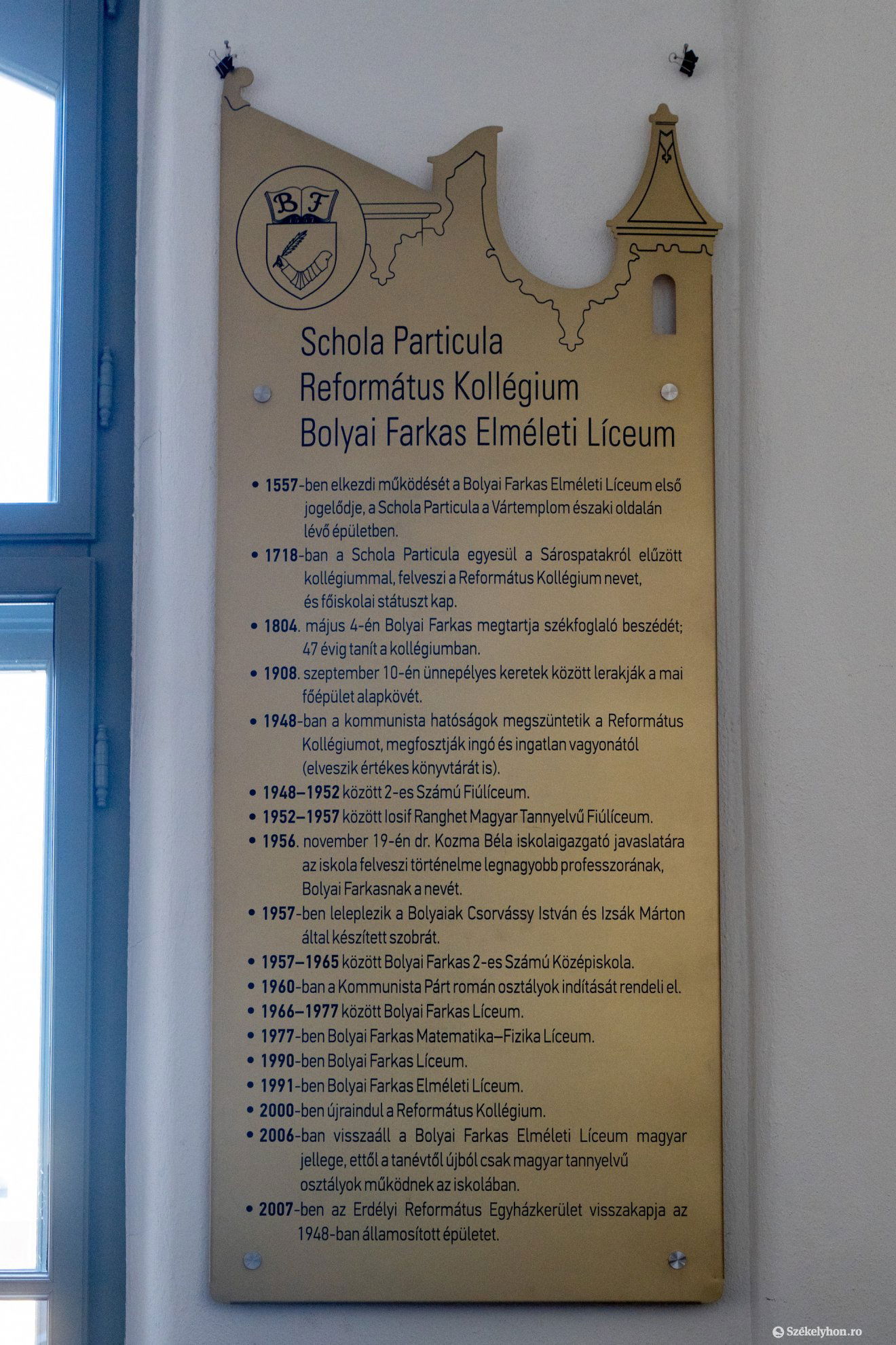 Hétfőtől emléktábla áll a Bolyai főlépcsőjének fordulójában •  Fotó: Haáz Vince