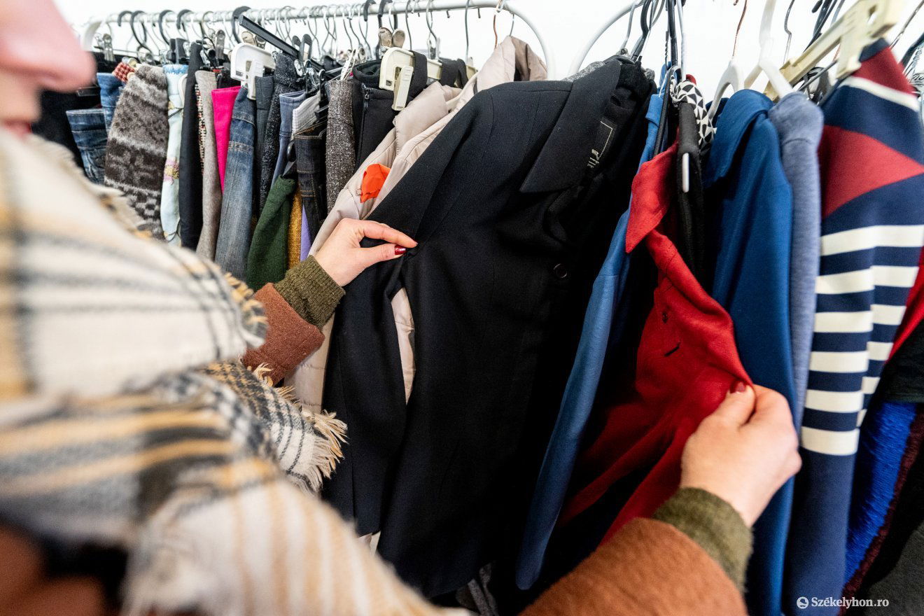 Még téli ruhák közül lehet válogatni •  Fotó: Haáz Vince