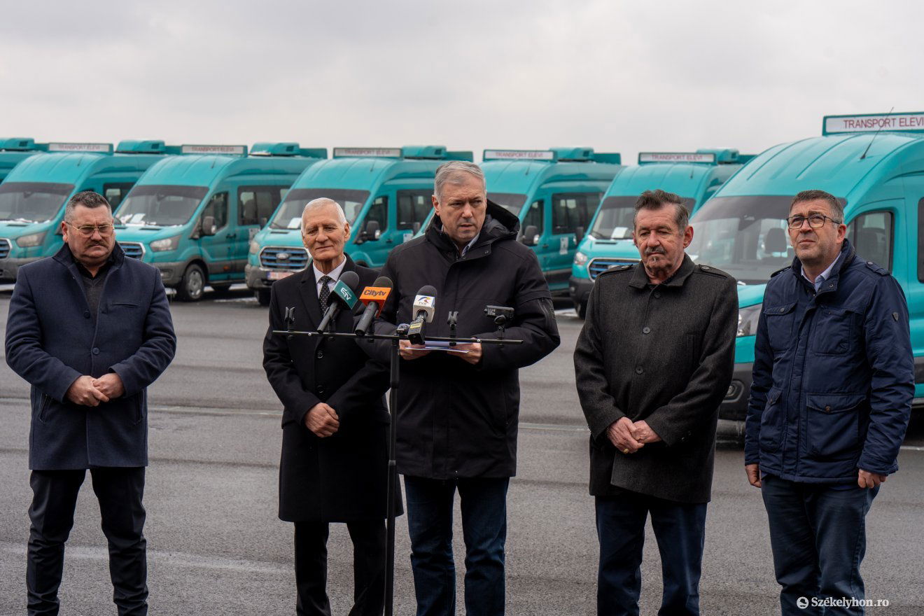 Péter Ferenc és az polgármesterek •  Fotó: Haáz Vince