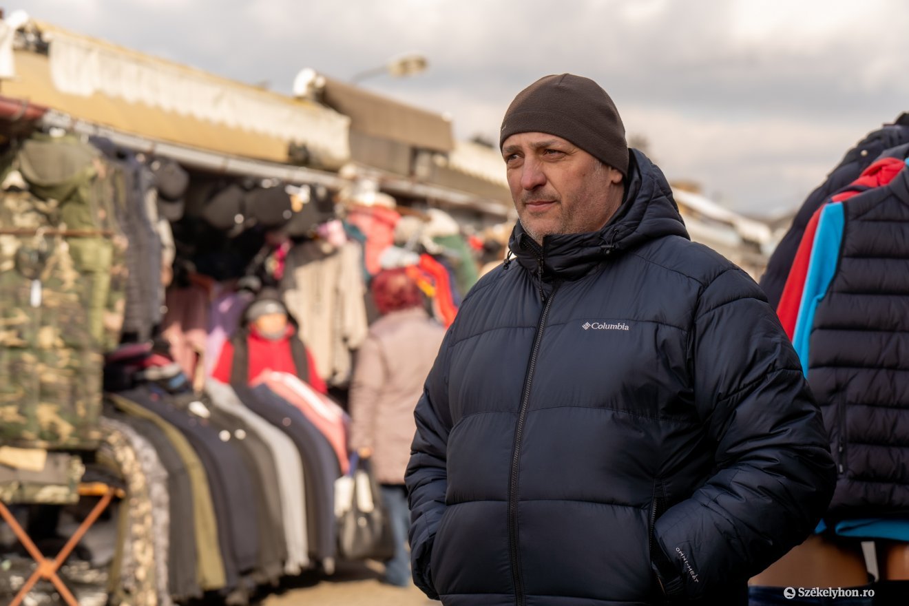 Boér Csaba huszonhat éve árul a piacon •  Fotó: Haáz Vince
