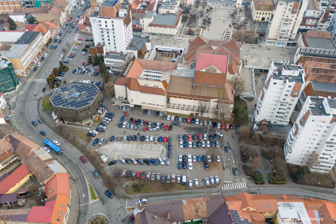 Így néz ki jelenleg a színház mögötti parkoló •  Fotó: Haáz Vince
