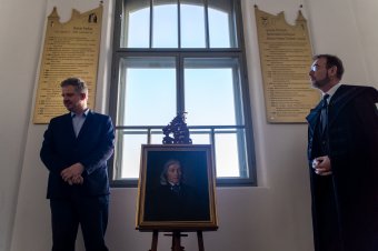 Táblák emlékeztetnek ezentúl a világhírű tudósra és az iskola történetére