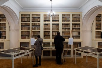 Finom papír lila tintával, apró, szabályos betűkkel telehintve – Jókai Mór kéziratai Marosvásárhelyen