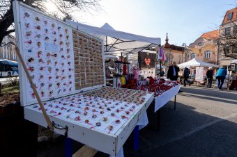 Virágok, márciuskák, jáspisok jelzik a tavasz érkezését