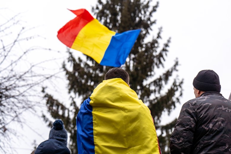 Zászlócsókolgatós tervezet: az RMDSZ náci karlendítést emleget, és arra kéri a pártokat, ne szavazzák meg a tervezetet