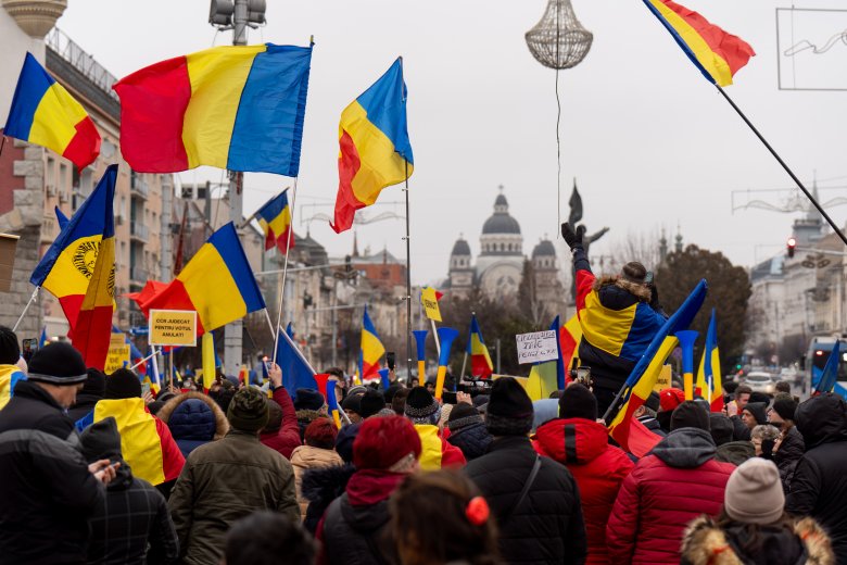 Megcsókoltatná a román zászlót az AUR, és bírságolná azt, aki megtagadja