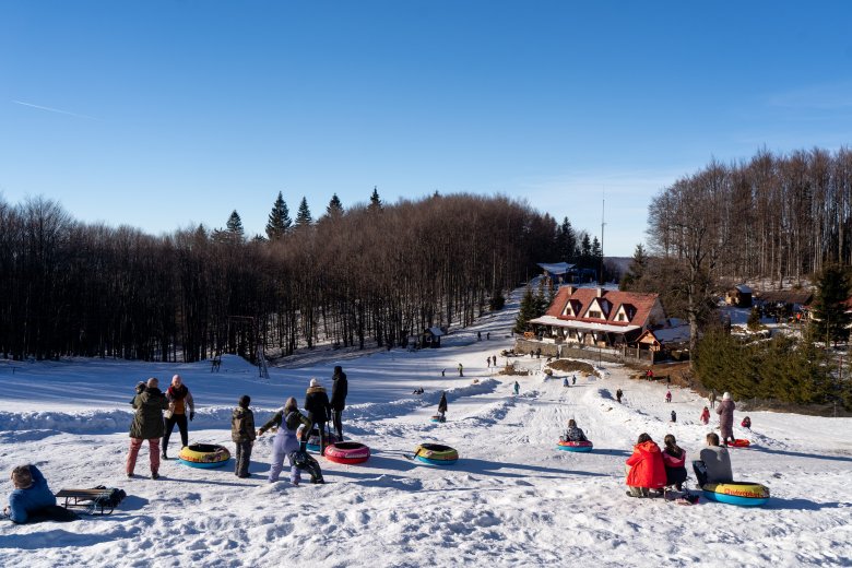 Szánkóval és síléccel csak figyelmesen, hogy ne balesettel végződjön a vakáció