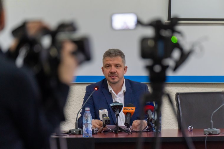 Az őt megfigyelő jármű „leleplezése” miatt tiltották el hivatalától Soós Zoltánt