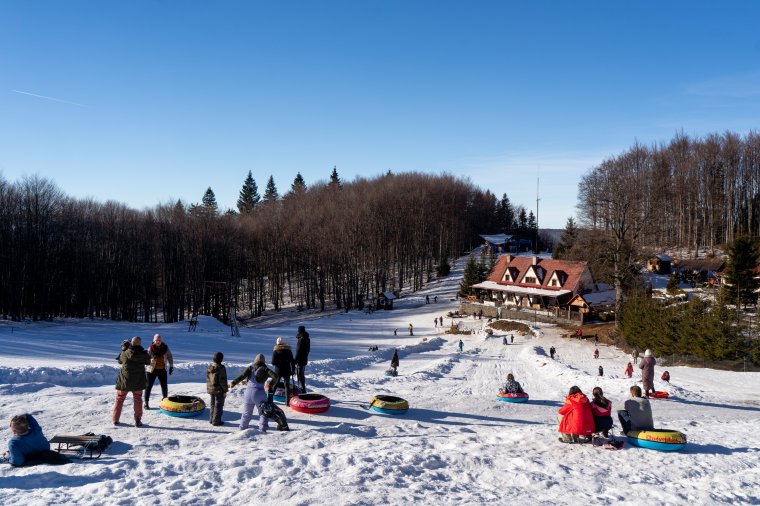Szánkóval és síléccel csak figyelmesen, hogy ne balesettel végződjön a vakáció