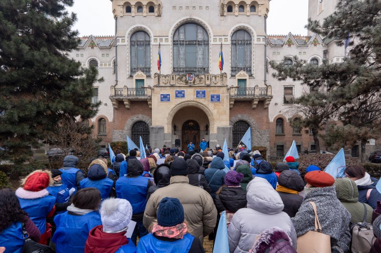 Utcára vonultak a marosvásárhelyi gyermekvédelem alkalmazottai