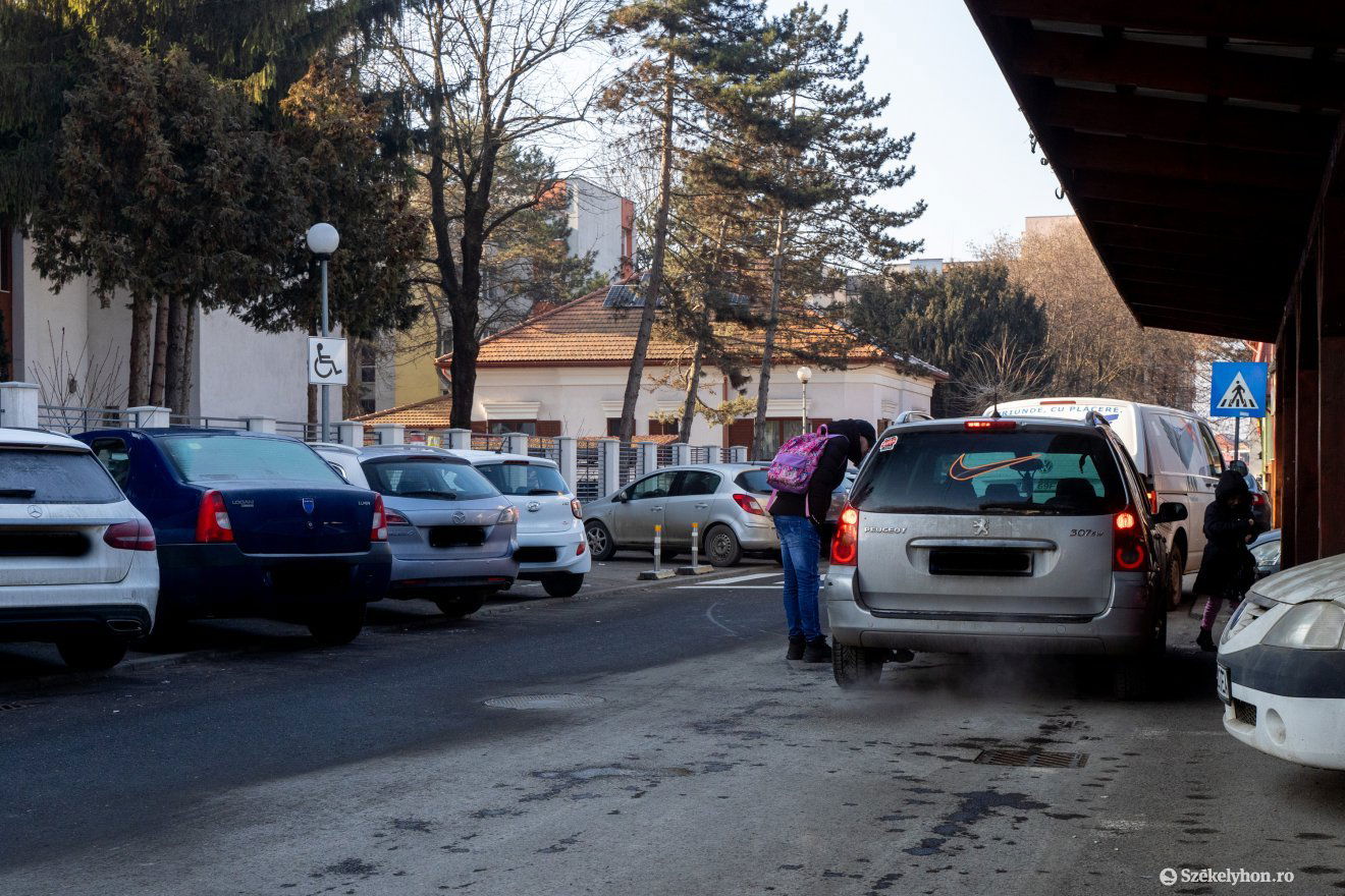 Az iskolák, óvodák környékén sokan megállnak, a tilosban is •  Fotó: Haáz Vince