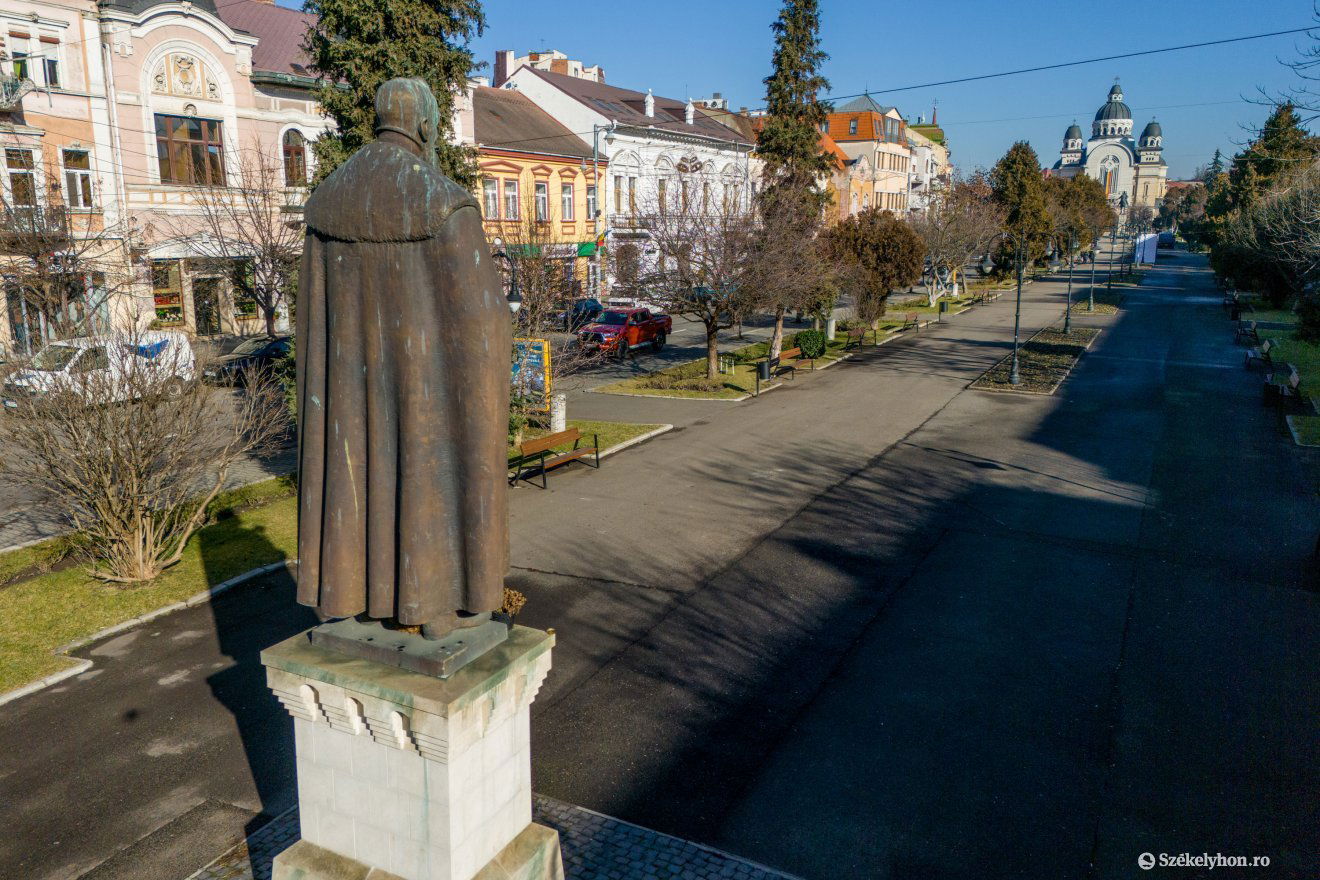 A szobrok maradnak •  Fotó: Haáz Vince