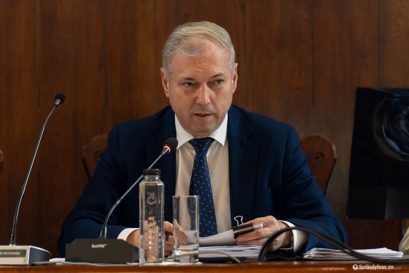 Péter Ferenc válaszokat vár •  Fotó: Haáz Vince