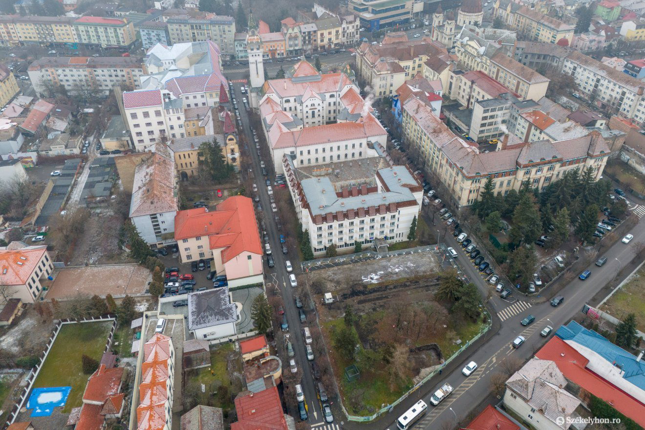 A volt Park szálloda, a város- és a megyeháza, valamint a Kultúrpalota szomszédságában lesz a föld alatti parkolóház •  Fotó: Haáz Vince
