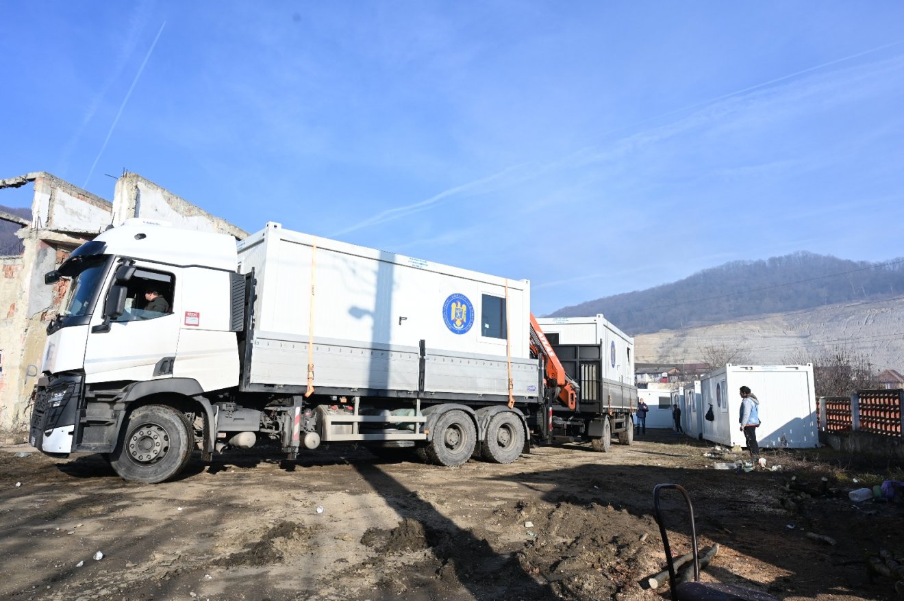 Segesvárra érkeztek a mobil lakóházak •  Fotó: Maros megyei prefektura