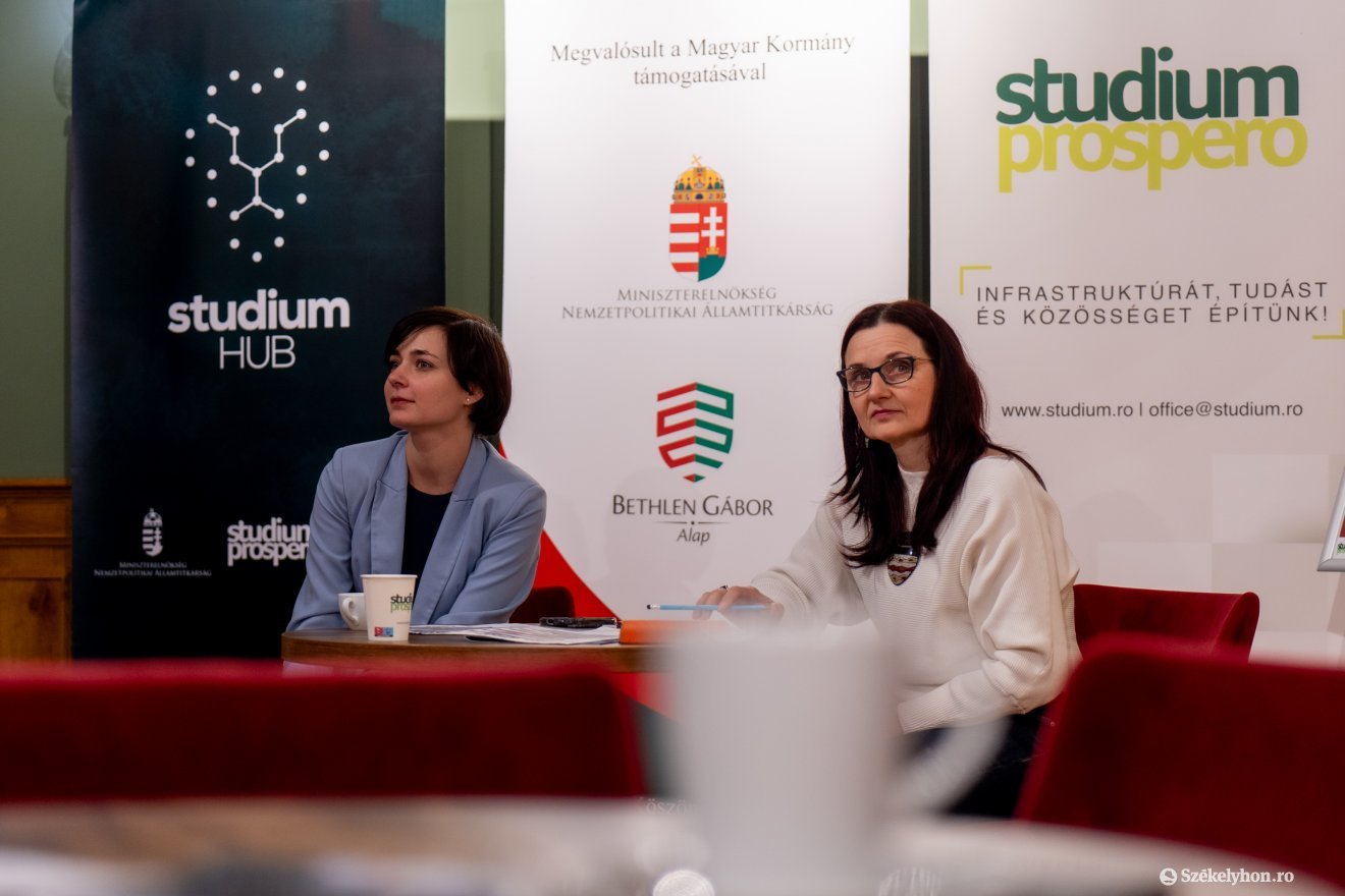 Molnár Júlia és Vass Tünde számolt be a sajtónak a Kultúra hete rendezvénysorozatról •  Fotó: Haáz Vince