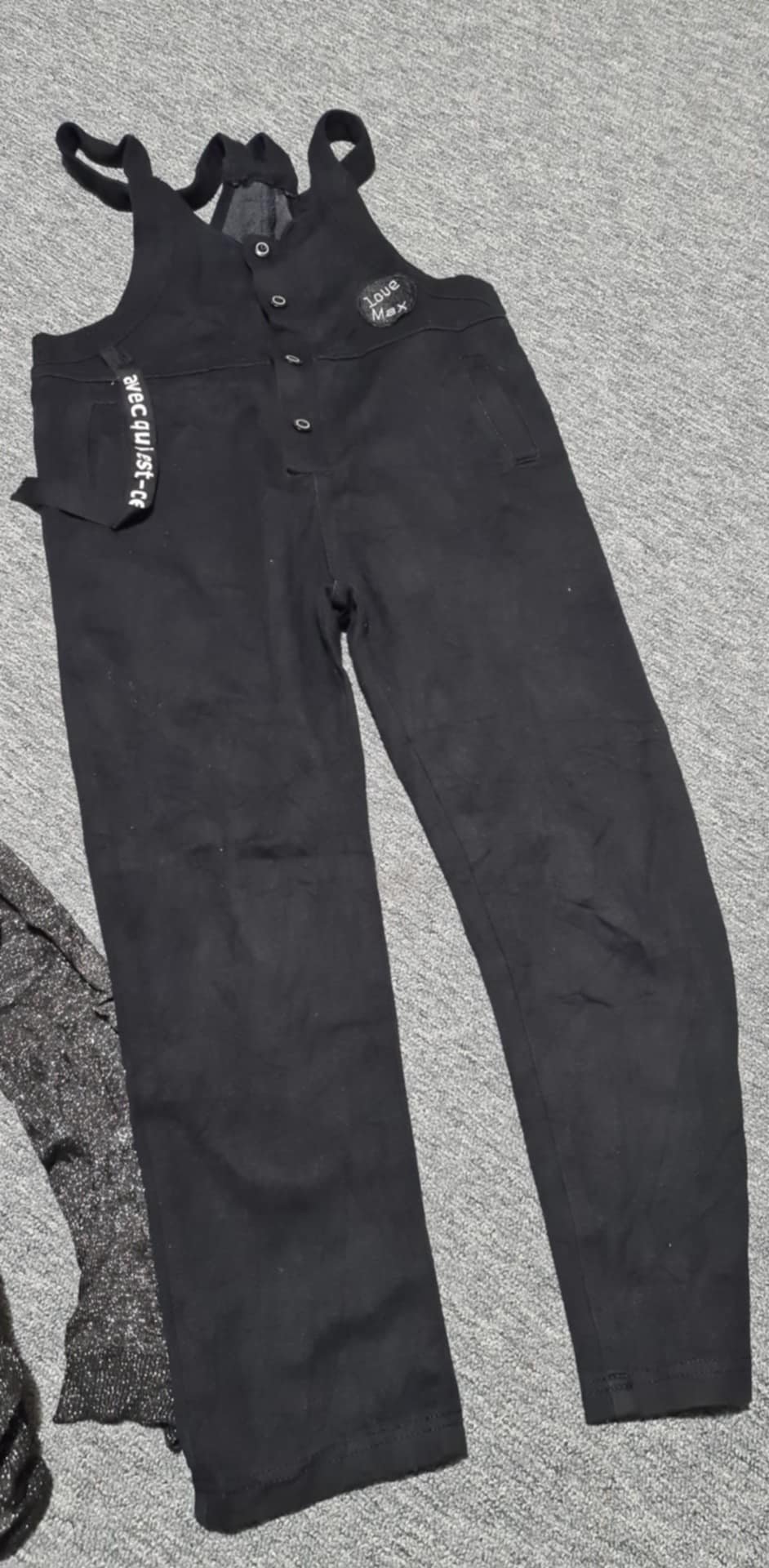 Gyerekméretű, nadrágszerű ruhadarab jött a megrendelt női cuccok helyett •  Fotó: A csalás áldozatává vált vevő saját archívuma