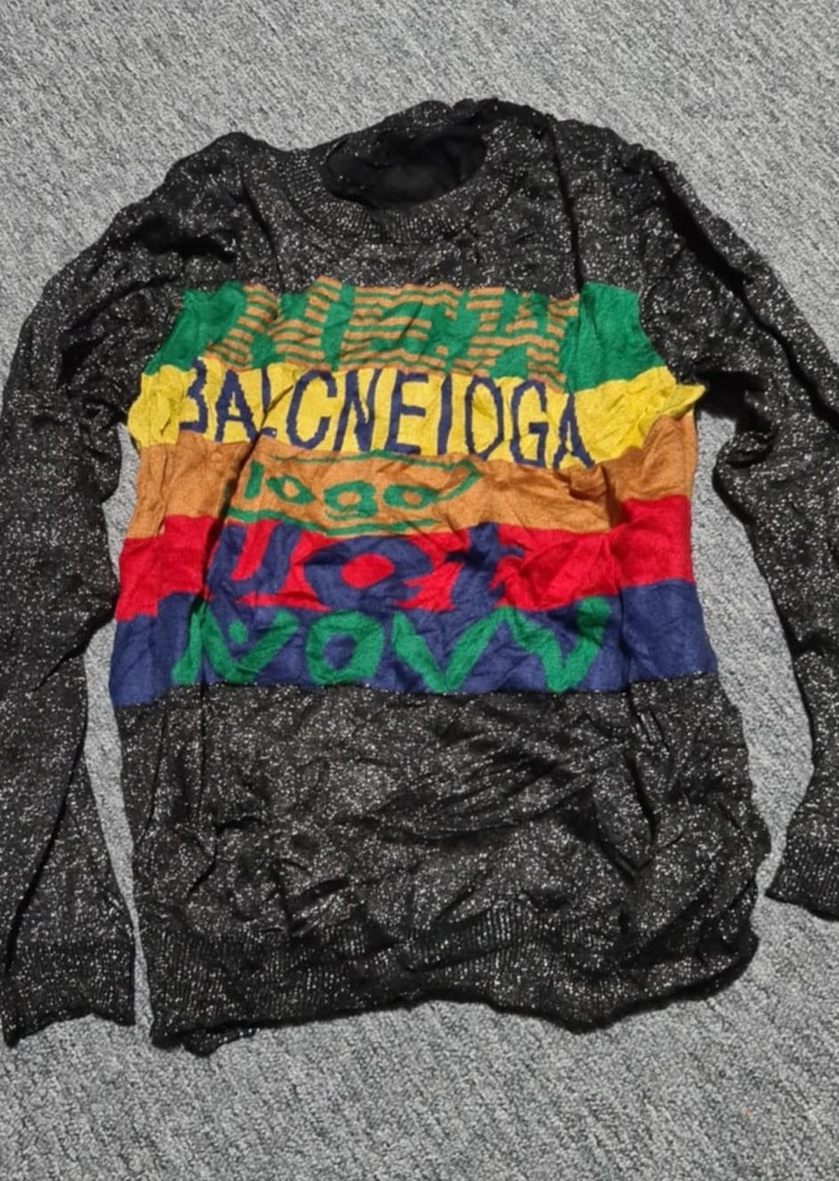 Rongyos gyerekblúz érkezett •  Fotó: A csalás áldozatává vált vevő saját archívuma